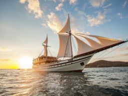 Yuk, Jelajahi Keindahan Labuan Bajo dengan Kapal Pinisi KomodoLuxury