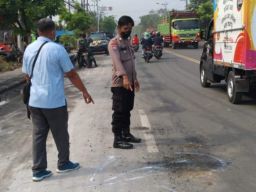 Pemotor asal Lamongan Berangkat Kerja Tewas Terlindas Truk di Gresik