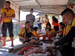 Polisi di Bondowoso Bagikan 600 Paket Daging Kurban untuk Masyarakat