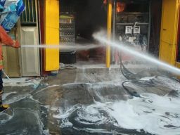 Pom Mini di Sidoarjo Terbakar Gegara Korsleting, 2 Mobil PMK Diterjunkan