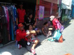 Obrolan Hangat Legislator PDIP dengan Emak-emak di Surabaya