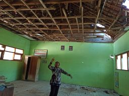 Kelas Hampir Ambruk, Murid SDN Gelang Kulon 4 Ponorogo Harus Mengungsi