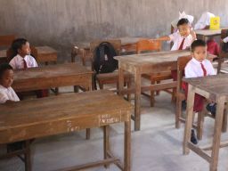 Guru SDN di Jombang Ini Harus Mengajar 2 Kelas Beda Tingkat Secara Bersamaan