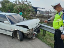 Alami Pecah Ban, Mobil Sedan Tabrak Pengaman Jalan Tol Jombang