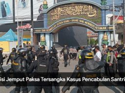 Video: Penjemputan Paksa Tersangka Kasus Dugaan Pencabulan Santri di Jombang