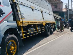 Truk Parkir di Pasuruan Mundur Tabrak 2 Kendaraan dan Warung, 1 Orang Tewas