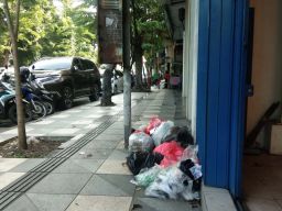 Potret Tumpukan Sampah di Trotoar Jalan Kertajaya Surabaya