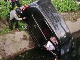Mobil Avanza Dikemudikan Wanita Tercebur Sungai di Rungkut, Surabaya