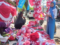 Warga Garut Merantau ke Lamongan Raup Rezeki Pernak-pernik HUT RI