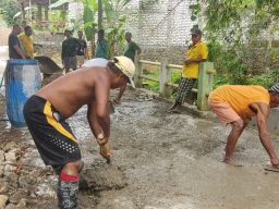 Warga Kangenan Pamekasan Rela Patungan Perbaiki Jalan Rusak
