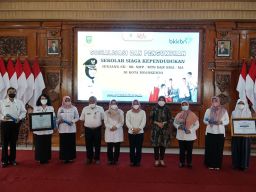 Dedikasi Tinggi Ning Ita di Bidang Kependudukan Diganjar Penghargaan oleh BKKBN