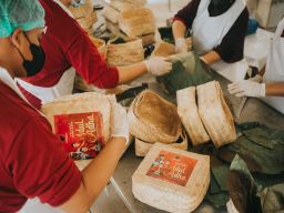 Potong 11 Sapi Kurban, PDIP Surabaya Bungkus Daging Pakai Daun Jati