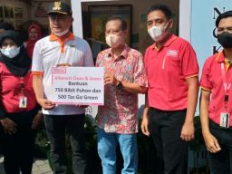 Alfamart Sebar 500 Tas Ramah Lingkungan di Lamongan Green and Clean