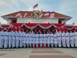 78 Siswa SMA se-Jatim Didaulat jadi Paskibra Grahadi, Ini Pesan Khofifah