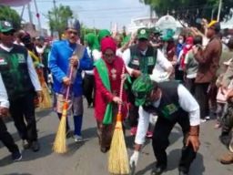 Aksi Bupati Jombang dan GPK Pungut Sampah dalam Pawai Budaya