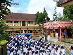 Viral Siswa SMP di Ponorogo Panjat Tiang Bendera saat Tali Pengait Lepas