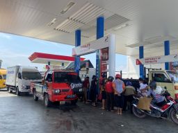 Harga BBM Dikabarkan Akan Naik, Antrean di SPBU Ponorogo Mengular