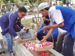 Jelang Peringatan Kelahiran, Manajemen Arema FC Berziarah ke Makam Sam Ikul