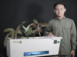 Canggih, Mahasiswa di Surabaya ini Bikin Pot Bisa Siram Tanaman Otomatis