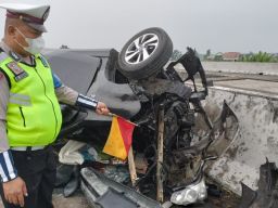 Cium Pembatas Jalan Tol Jombang, Mobil Avanza Terguling dan Ringsek