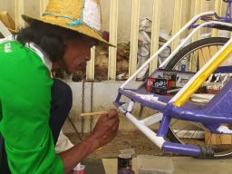 Becak-becak di Lamongan Bersolek Sambut HUT RI ke-77, Cuan Ikut Datang