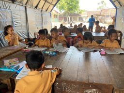 Kelas Nyaris Roboh, Murid SDN 2 Karangpatihan Ponorogo Belajar di Tenda