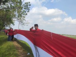 Bendera Merah Putih Sepanjang 577 Meter Hiasi Waduk Jotosanur Lamongan