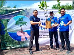 Bluebird Serahkan 5.000 Bibit Mangrove ke Pemkot Surabaya