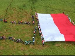 Aksi Komunitas Trail GJS Gresik Gelar Upacara Bendera di Bukit Hollywood