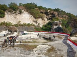 Bendera Merah Putih Sepanjang 100 Meter Dibentangkan di Bukit Kapur Gresik