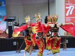 Keren! Dibawakan Bule, Tari Gandrung Banyuwangi Tampil di Rusia