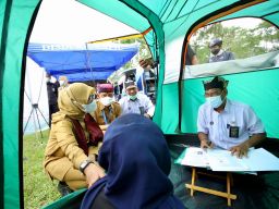 Demi Layani Warga, Petugas Dispendukcapil Banyuwangi Camping di Kawasan Hutan