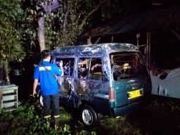 Mobil Carry di Sumenep Hangus Terbakar Saat Parkir