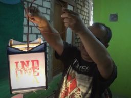 HUT ke-77 RI, Warga Sidokumpul Gresik Hiasi Rumah dengan Damar Kurung