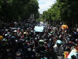 Ratusan Aktivis HMI Long March Tolak Kenaikan BBM di Pamekasan