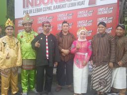 Begini Gaya Dosen Unisla Saat Rayakan HUT ke-77 RI