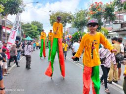 Bendera Raksasa dan Festival Egrang Semarakkan HUT ke-77 RI di Kota Batu