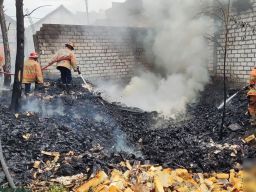 Gudang Pemotongan Spon di Gresik Terbakar, Warga Setempat Panik