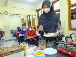 Mahasiswi Unusa Latih Kader Sehat Wonokromo Bikin Makanan Pendamping ASI