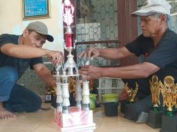 Omzet Perajin Tropi di Jombang Melesat Jelang Perayaan HUT ke-77 Kemerdekaan RI