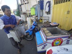 Kelezatan Es Krim Orlando "Mendinginkan" Surabaya Sejak Tahun 70an (1)