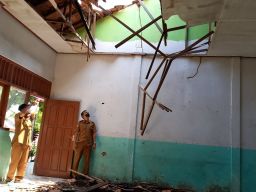 Duh! Gedung SDN di Bojonegoro ini Penuh Kerusakan, KBM 2 Kelas Dipindah
