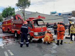 Mobil PMK Surabaya Terguling saat Hendak Bantu Padamkan Kebakaran