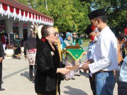 Momen Haru Bebaskan 5 Napi Lapas Bojonegoro Usai Dapat Remisi Kemerdekaan