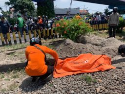 Terobos Palang Pintu, Kakek Bersepeda Tersambar Kereta Api di Surabaya