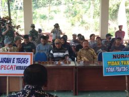Warga Desak Kasun Selotapak Trawas Mojokerto Mundur usai Digerebek Selingkuh
