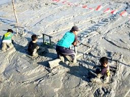 Serunya Balap Ski Lumpur di Karangkiring, Gresik