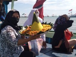 Sedekah Laut di Campurejo Gresik Berlangsung Meriah
