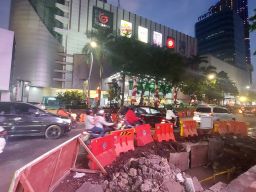 Jalan Basra-Tunjungan Surabaya Padat Merayap, yang Malam Mingguan Sabar Rek...