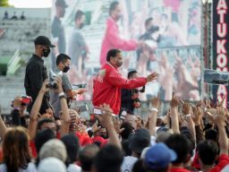 Foto: Momen Pertemuan Presiden Jokowi dengan Relawan di Gelora 10 November